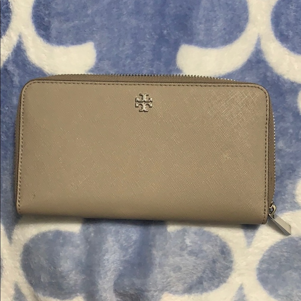 Large Tory Burch Wallet. Excellent condition.